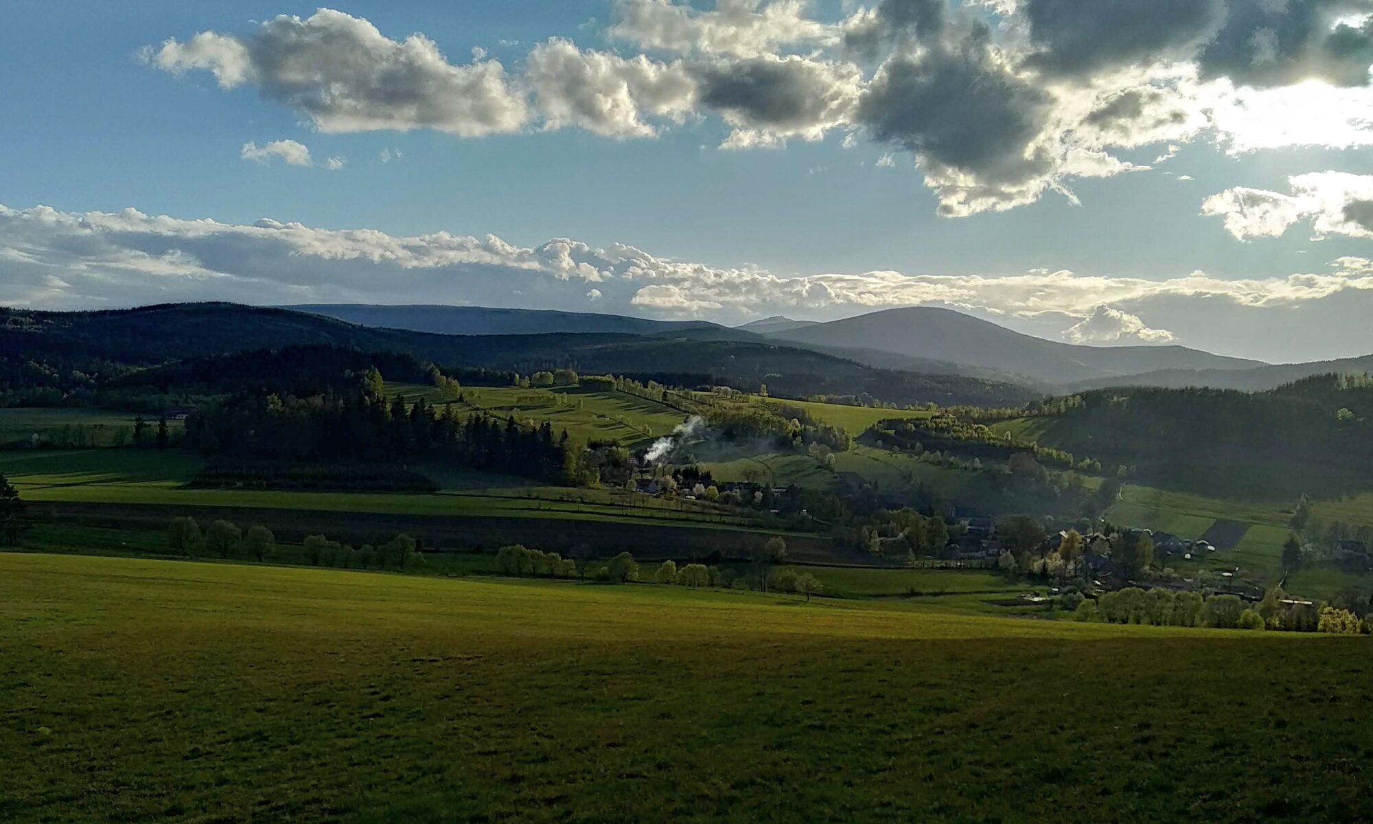 Panorama Karkonoszy ze Śnieżką o zachodzie słońca