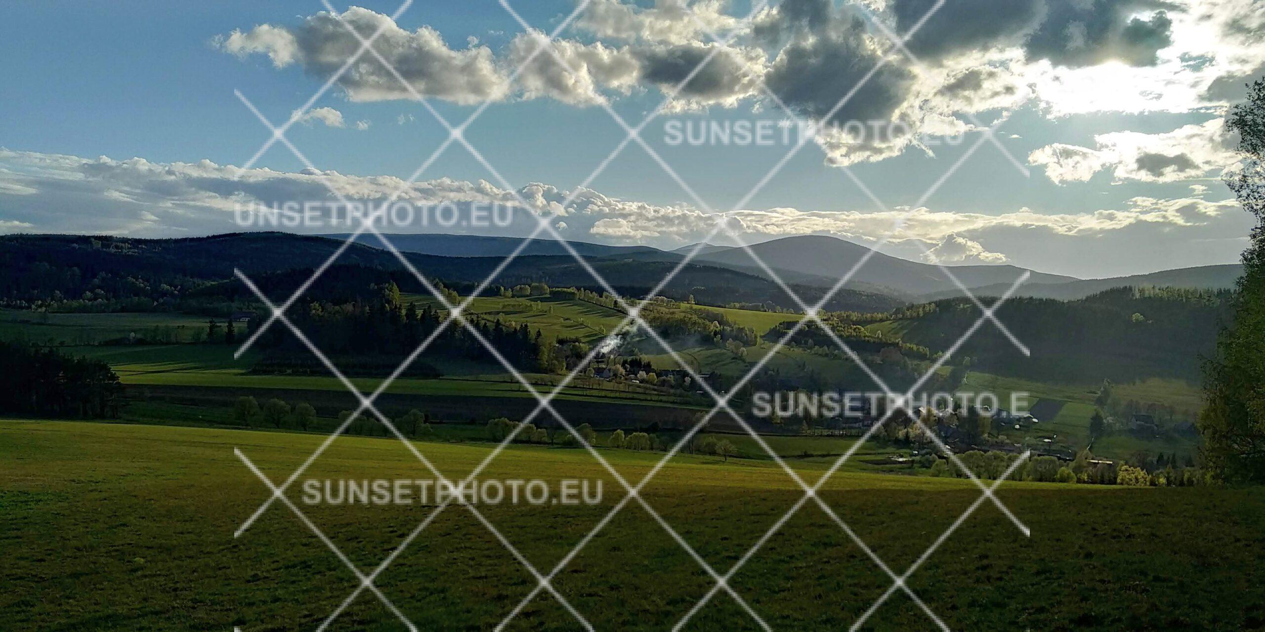 Panorama Karkonoszy ze Śnieżką o zachodzie słońca