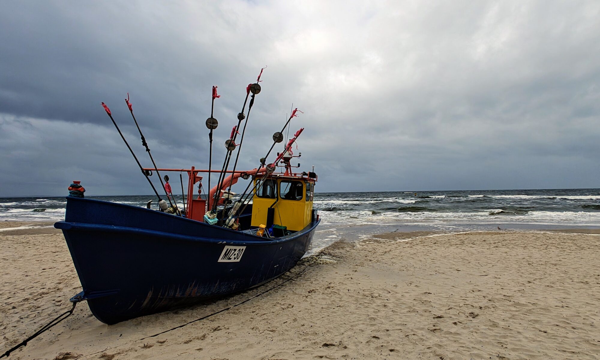 Barka rybacka na plaży nad Morzem Bałtyckim