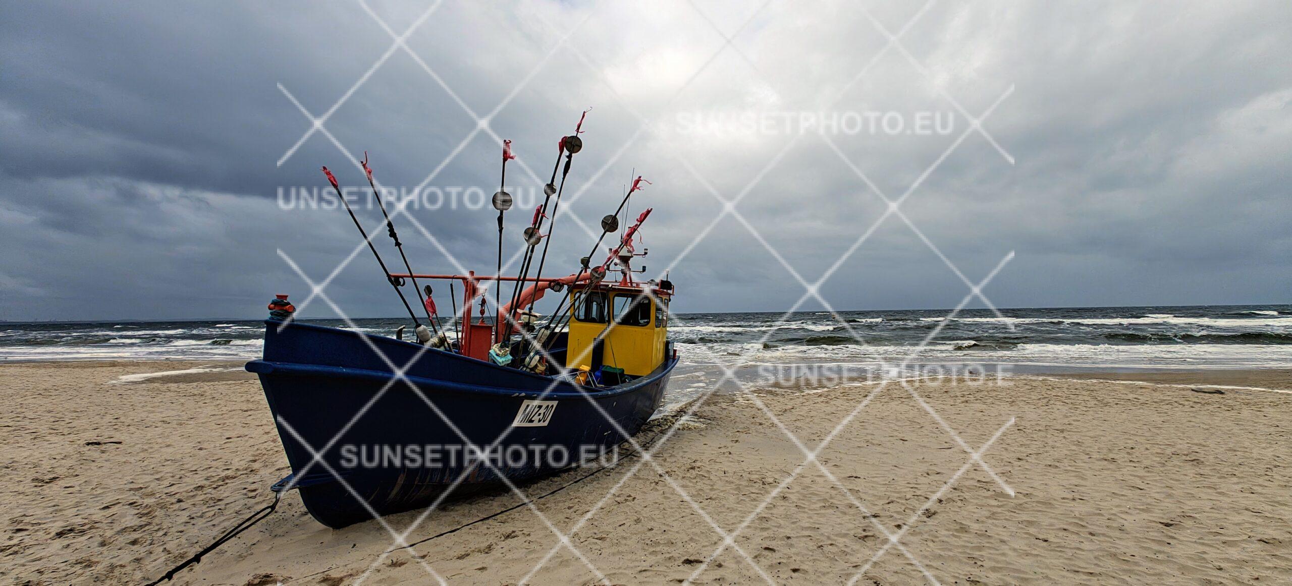 Barka rybacka na plaży nad Morzem Bałtyckim